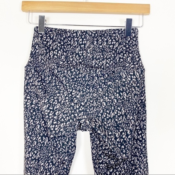 ONZIE High Waist Tech Pocket Leggings Black XS 0 2 Animal Print Leopard Spots - Picture 6 of 9
